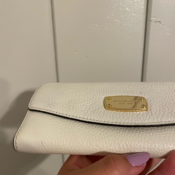 White Michael Kors wallet - Picture 7 of 13